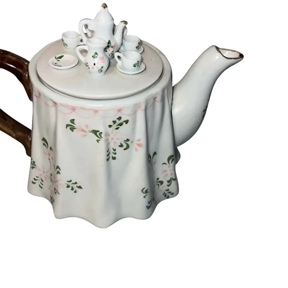 Farmhouse Girl whimsical teapot by the Bombay Company removable tea‎ party lid